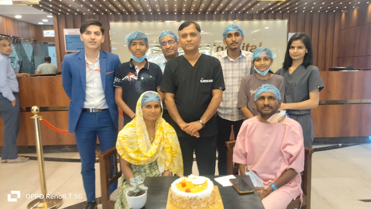 गुरुग्राम। सफल किडनी प्रत्यारोपण पर डॉक्टर्स ने मरीज के साथ काटा केक गुरुग्राम। सफल किडनी प्रत्यारोपण पर डॉक्टर्स ने मरीज के साथ काटा केक