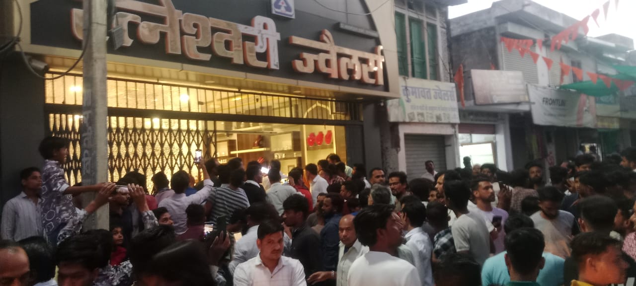 बाइक सवार तीन बदमाशों ने लूटी ज्वैलरी शॉप बाइक सवार तीन बदमाशों ने लूटी ज्वैलरी शॉप