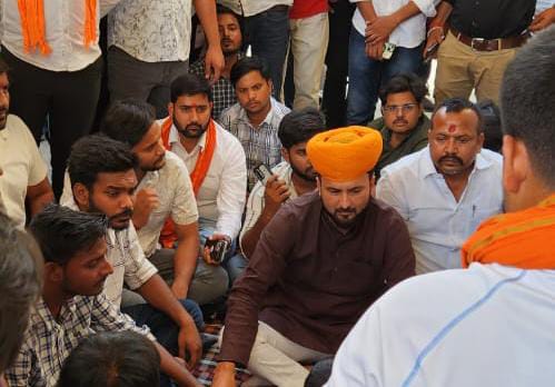 बीएचयू में धरने पर बैठी छात्रा के समर्थन में करणी सेना के अध्यक्ष