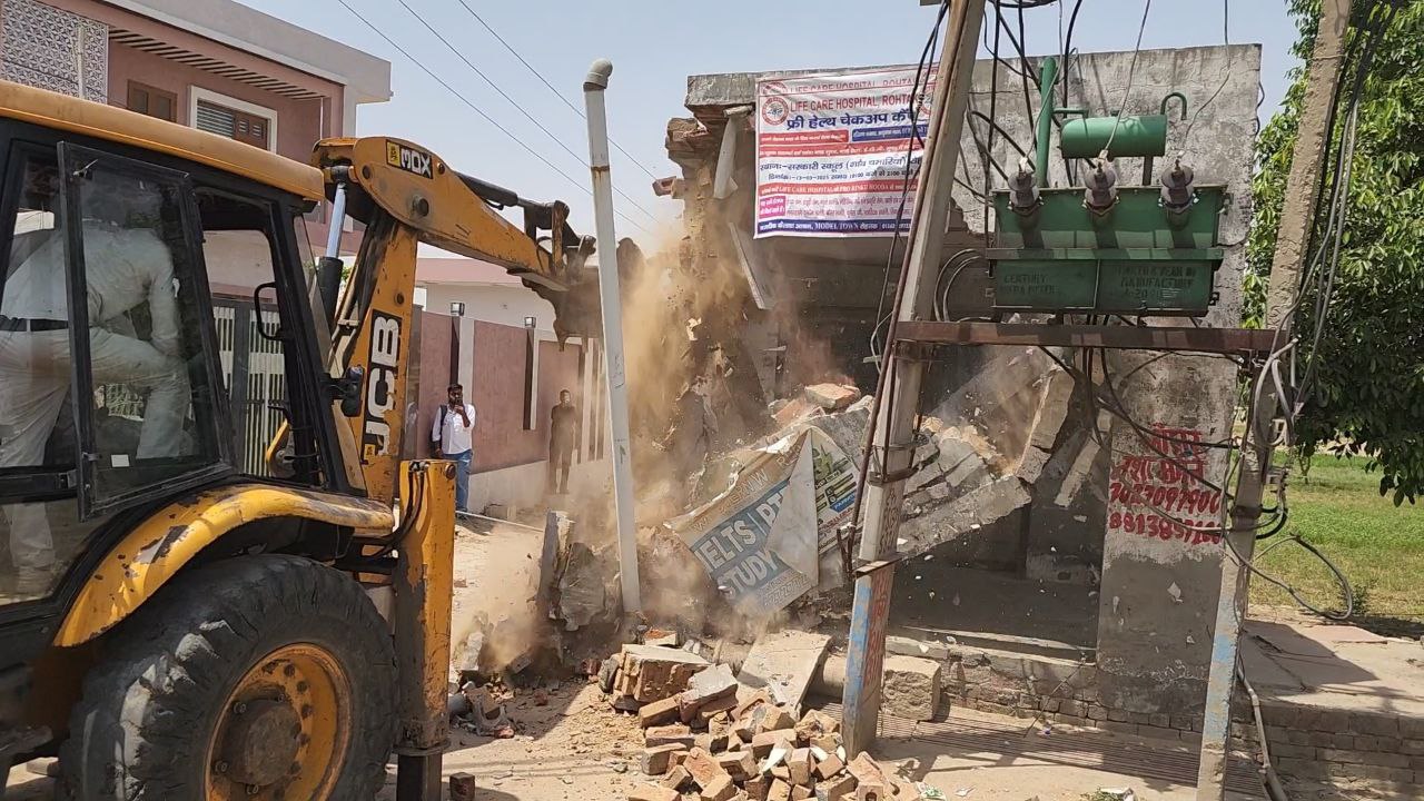 फोटो कैप्शन 22आरटीके1 : गांव चमारियां में किए गए अवैध निर्माण को गिराते हुए जेसीबी मशीन ----------- फोटो कैप्शन 22आरटीके1 : गांव चमारियां में किए गए अवैध निर्माण को गिराते हुए जेसीबी मशीन -----------