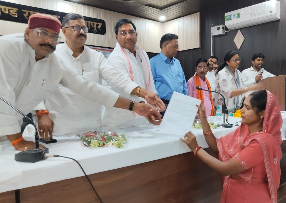 आंगनबाड़ी कार्यकर्ताओं को नियुक्ति पत्र वितरित करते मुख्य अतिथि व अन्य। आंगनबाड़ी कार्यकर्ताओं को नियुक्ति पत्र वितरित करते मुख्य अतिथि व अन्य।