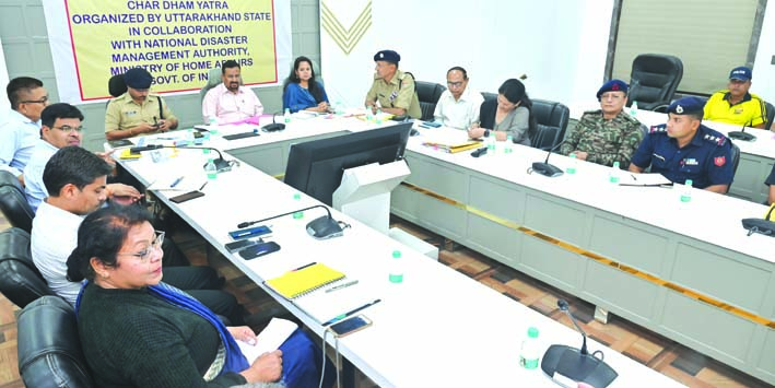 बैठक लेते डीएम बैठक लेते डीएम