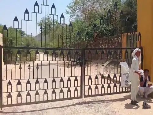त्रिनेत्र गणेश मंदिर गेट पर ताला लगा दिया गया है। त्रिनेत्र गणेश मंदिर गेट पर ताला लगा दिया गया है।