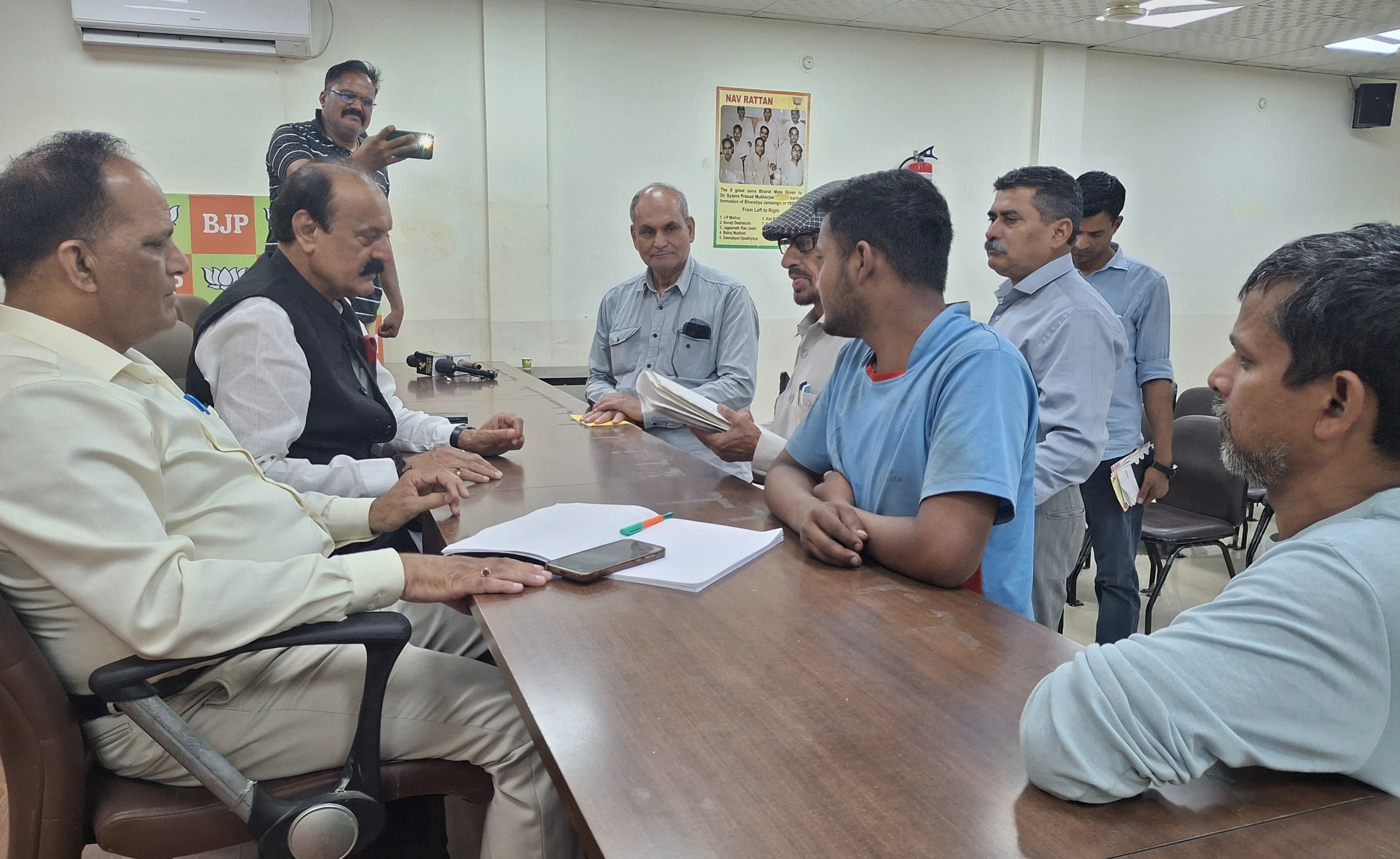 सुरजीत सलाथिया, घारू राम ने भाजपा मुख्यालय में जनता दरबार लगाया सुरजीत सलाथिया, घारू राम ने भाजपा मुख्यालय में जनता दरबार लगाया