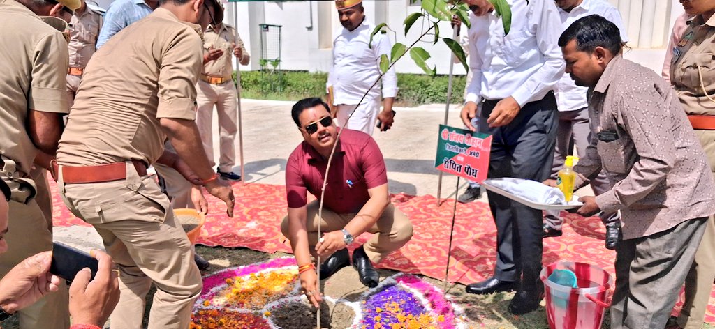 वृक्षारोपण करते हुए डीएम वृक्षारोपण करते हुए डीएम