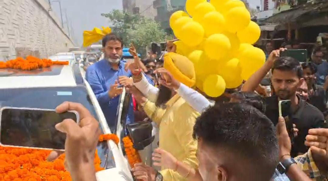 प्रशांत किशोर का स्वागत करते कार्यकर्ता प्रशांत किशोर का स्वागत करते कार्यकर्ता