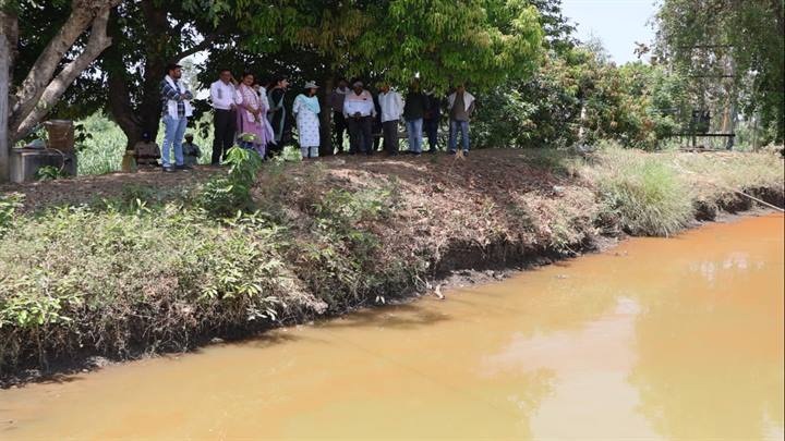 कलेक्टर ने किया खेत- तालाब का अवलोकन कलेक्टर ने किया खेत- तालाब का अवलोकन