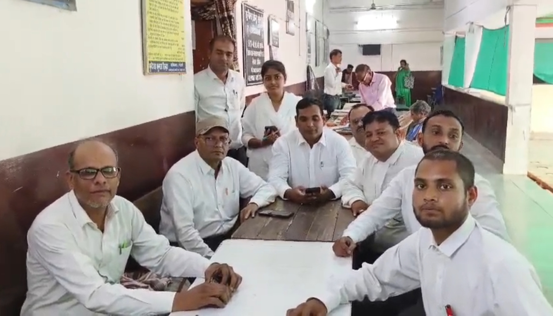 जिला न्यायालय में समूह में बैठे हुए जिला अधिवक्ता संघ धमतरी के सदस्य। जिला न्यायालय में समूह में बैठे हुए जिला अधिवक्ता संघ धमतरी के सदस्य।