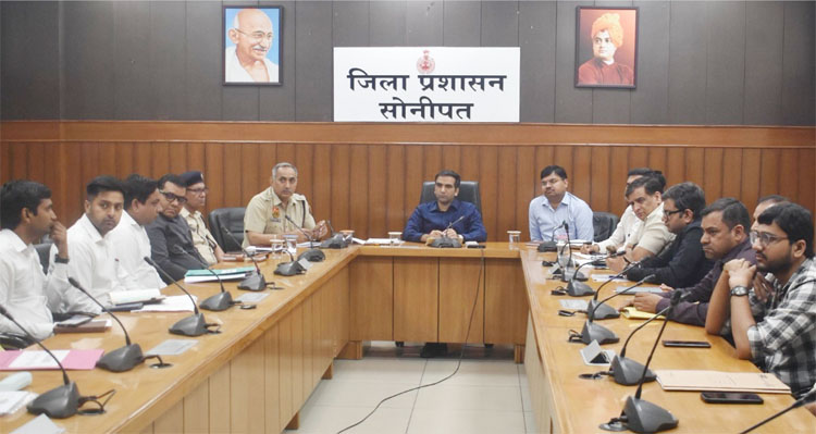 सोनीपत: उपायुक्त डॉ. मनोज कुमार ने संबंधित अधिकारियों के साथ समीक्षा बैठक करते हुए। सोनीपत: उपायुक्त डॉ. मनोज कुमार ने संबंधित अधिकारियों के साथ समीक्षा बैठक करते हुए।
