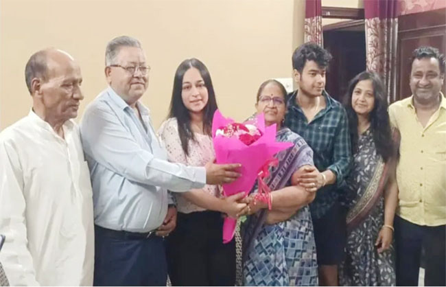 सोनीपत: अनुष्का जैन का स्वागत करते हुए समाज के प्रतिनिधि सदस्य सोनीपत: अनुष्का जैन का स्वागत करते हुए समाज के प्रतिनिधि सदस्य