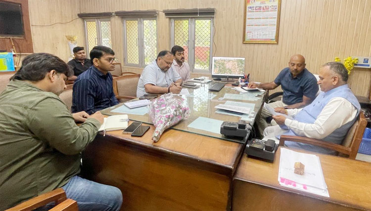 सोनीपत: नगर निगम मेयर राजीव जैन उत्तरी हरियाणा बिजली वितरण निगम के अधिकारियों के साथ समीक्षा बैठक करते हुए। सोनीपत: नगर निगम मेयर राजीव जैन उत्तरी हरियाणा बिजली वितरण निगम के अधिकारियों के साथ समीक्षा बैठक करते हुए।