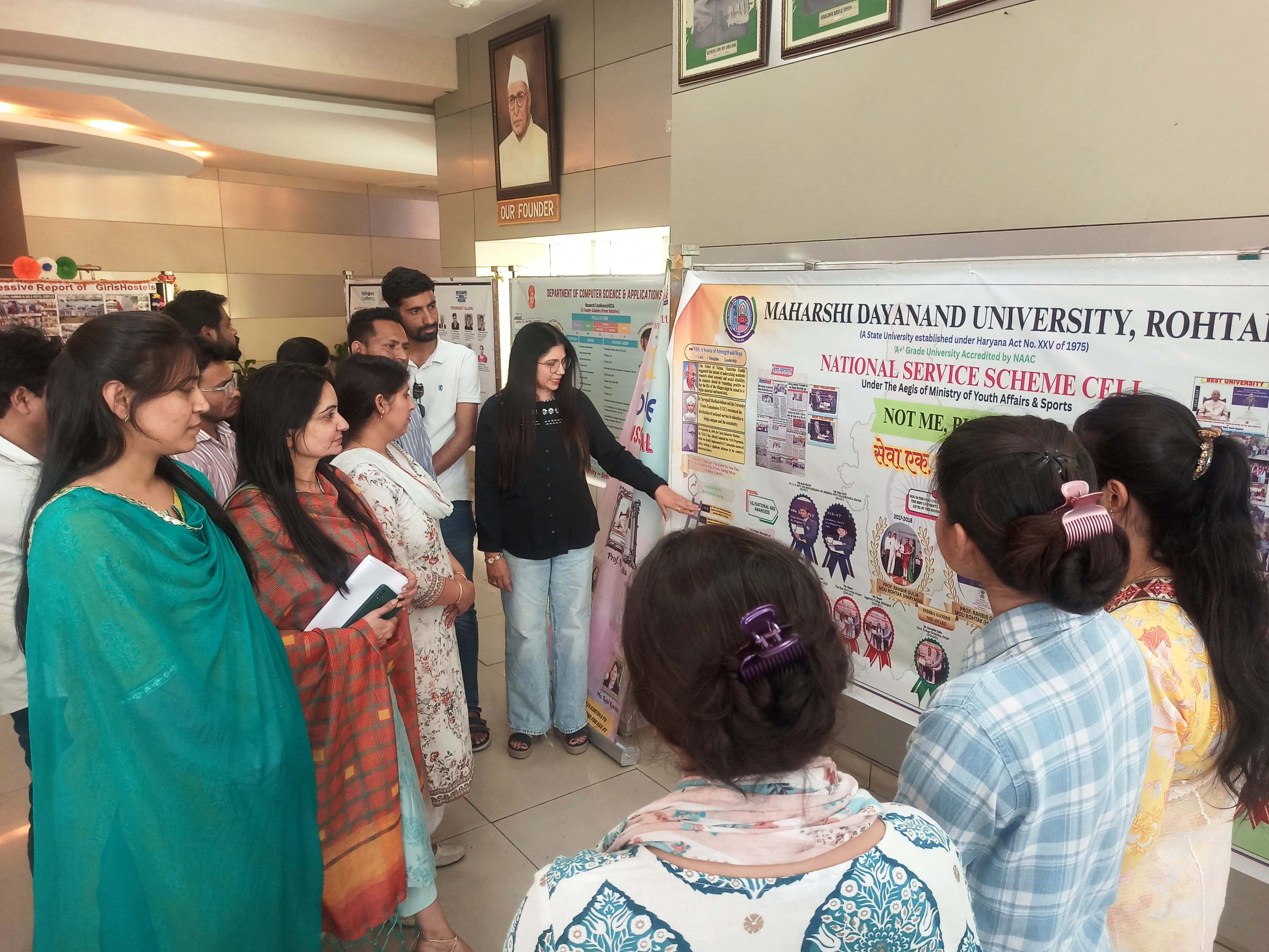 प्रदर्शनी देखते हुए छात्र-छात्राएं। -------- प्रदर्शनी देखते हुए छात्र-छात्राएं। --------