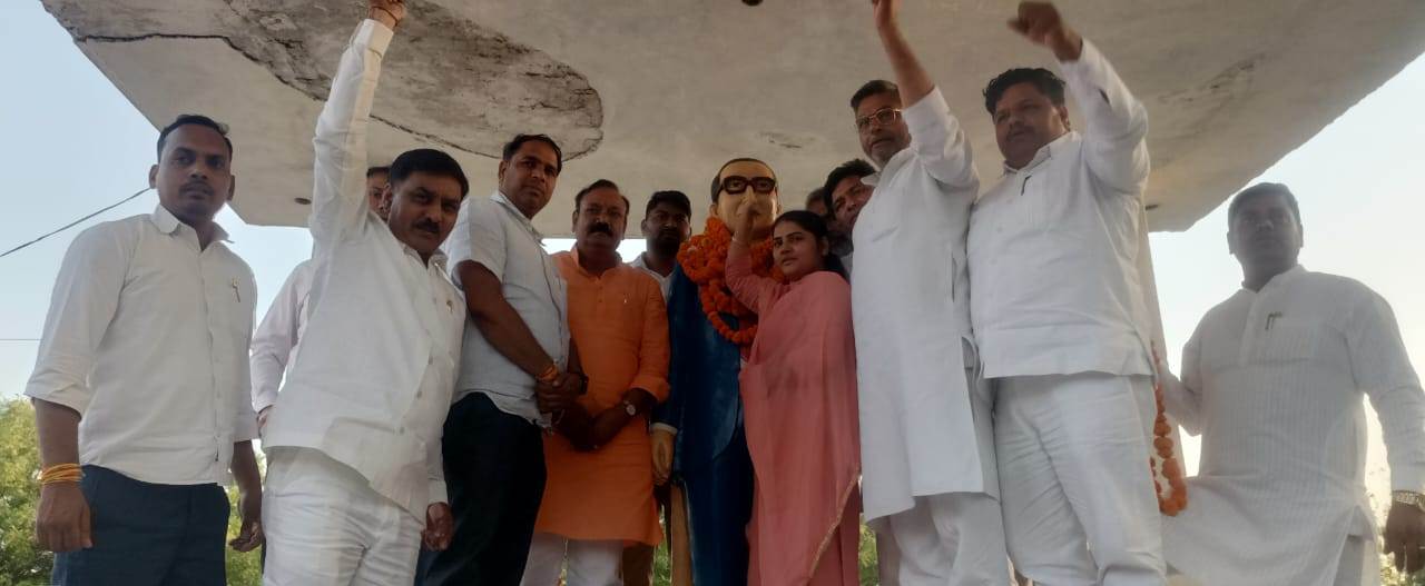 बाबा साहेब भीमराब अंबेडकर को मालाअर्पण करते हुए