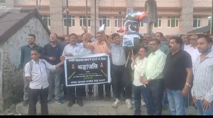 पौड़ी में विभिन संगठनों ने निकाला केंडिल मार्च पौड़ी में विभिन संगठनों ने निकाला केंडिल मार्च