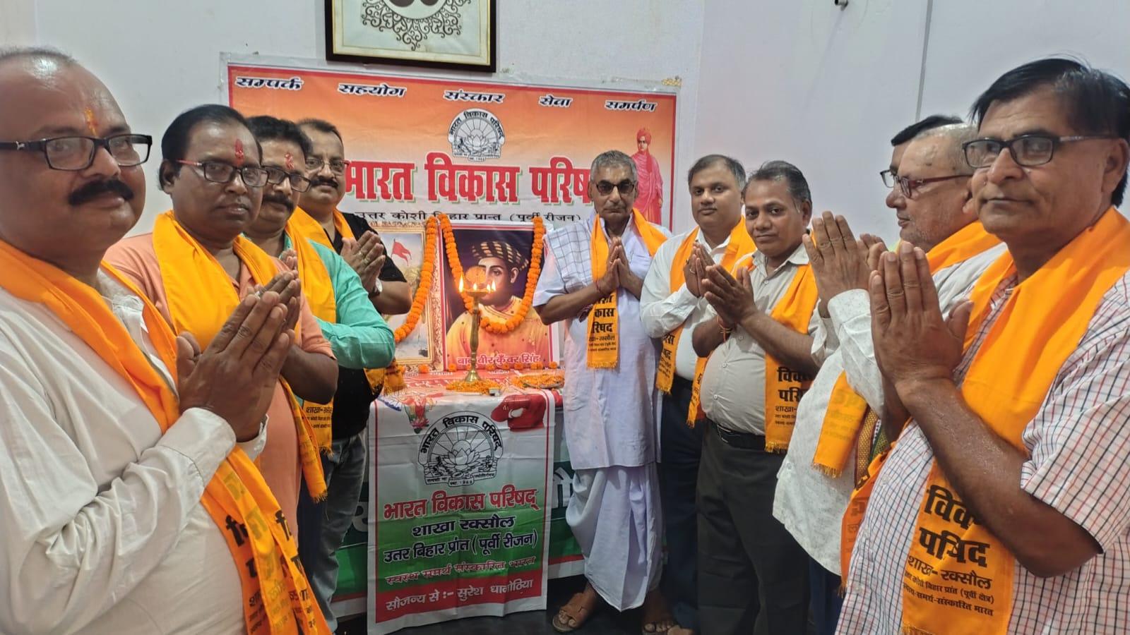 बाबू वीर कुंवर सिंह को पुष्पांजलि अर्पित करते लोग बाबू वीर कुंवर सिंह को पुष्पांजलि अर्पित करते लोग