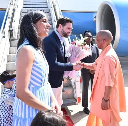 अमेरिका के उपराष्ट्रपति जेडी वेंस का स्वागत करते मुख्यमंत्री योगी आदित्यनाथ अमेरिका के उपराष्ट्रपति जेडी वेंस का स्वागत करते मुख्यमंत्री योगी आदित्यनाथ