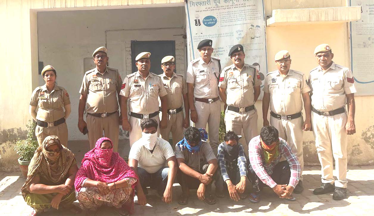 पकड़े गए आरोपी पुलिस हिरासत में। पकड़े गए आरोपी पुलिस हिरासत में।