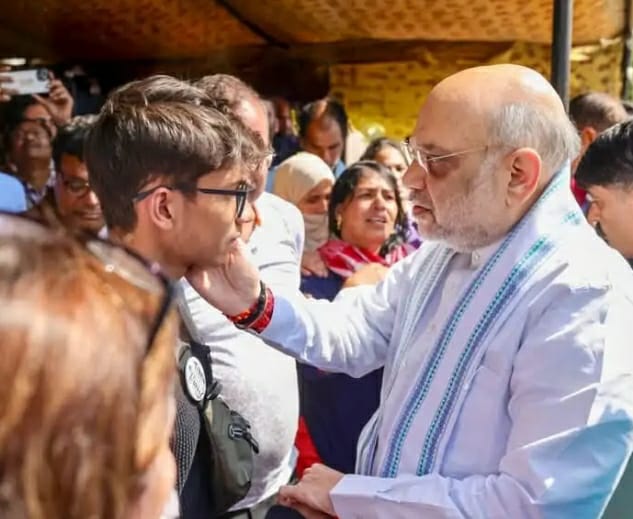शौर्य से गृह मंत्री अमित शाह ने मिलकर सांत्वना दी शौर्य से गृह मंत्री अमित शाह ने मिलकर सांत्वना दी