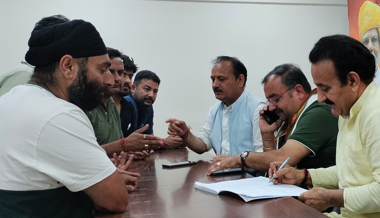 विक्रम रंधावा ने भाजपा मुख्यालय में लगाया जनता दरबार विक्रम रंधावा ने भाजपा मुख्यालय में लगाया जनता दरबार