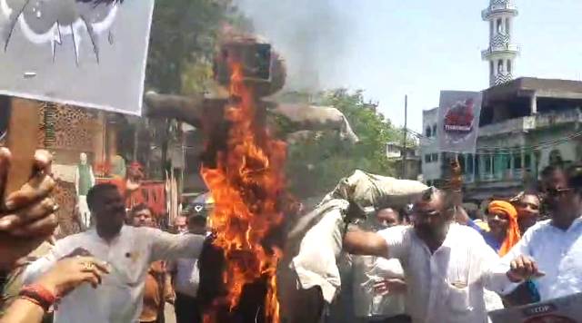घंटाघर पर व्यापारियों ने फूका आतंकवाद का पुतला घंटाघर पर व्यापारियों ने फूका आतंकवाद का पुतला