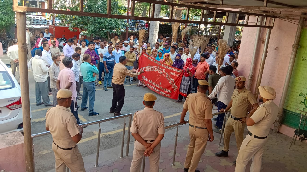 रोष मार्च निकालते हुए निगम कर्मी रोष मार्च निकालते हुए निगम कर्मी