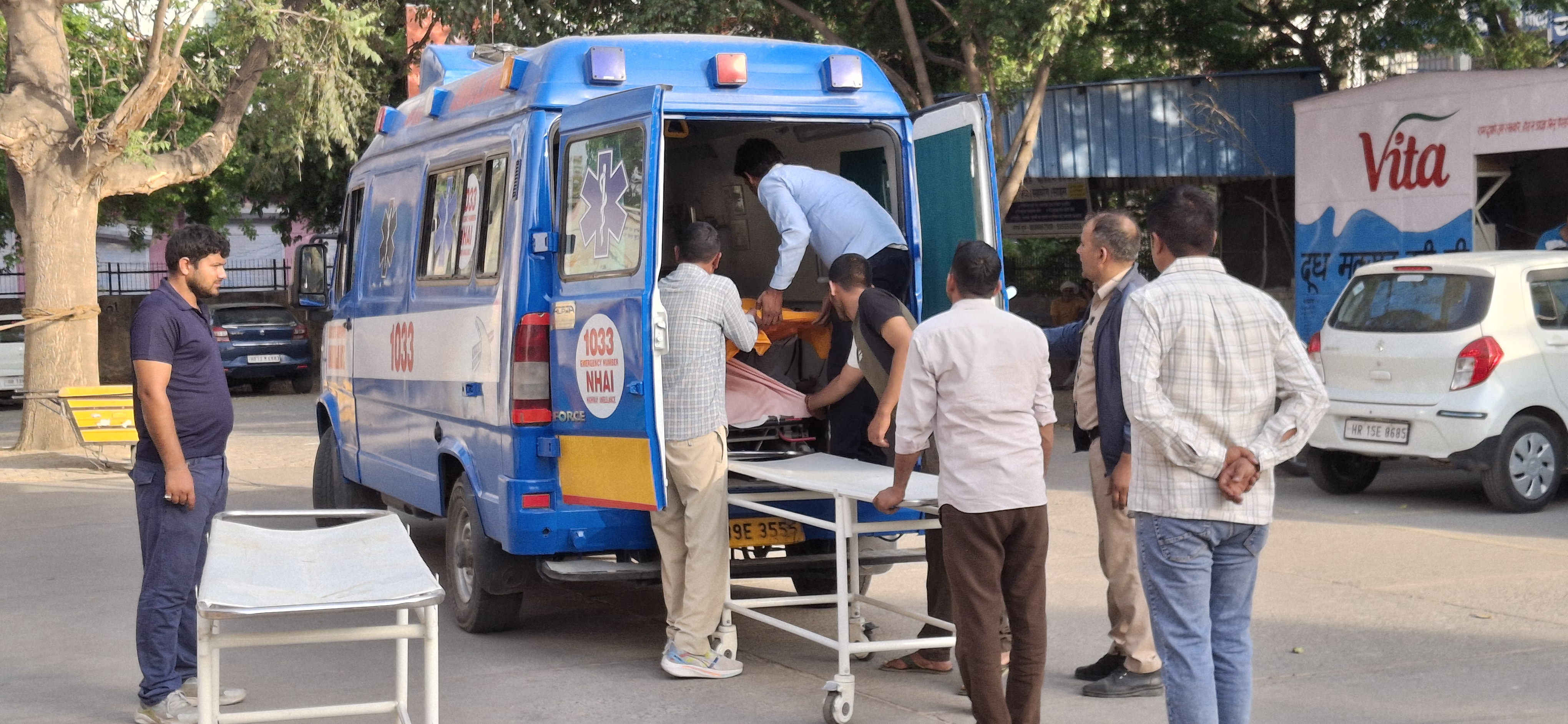अस्पताल में एंबुलेंस से मृतकों के शव उतारते कर्मचारी। अस्पताल में एंबुलेंस से मृतकों के शव उतारते कर्मचारी।