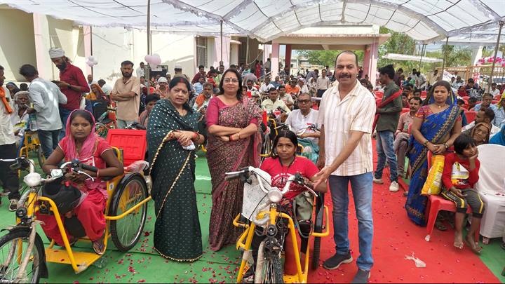रायसेन: दिव्यांगजनों को प्रदान किए गए कृत्रिम अंग और सहायक उपकरण रायसेन: दिव्यांगजनों को प्रदान किए गए कृत्रिम अंग और सहायक उपकरण