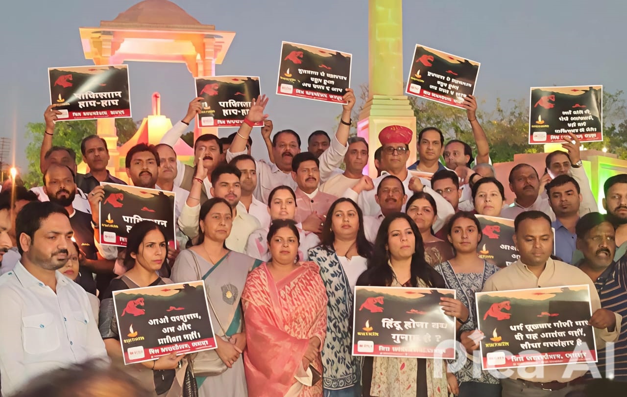 शहीदों को कैंडल मार्च निकाल श्रद्धांजलि दी शहीदों को कैंडल मार्च निकाल श्रद्धांजलि दी