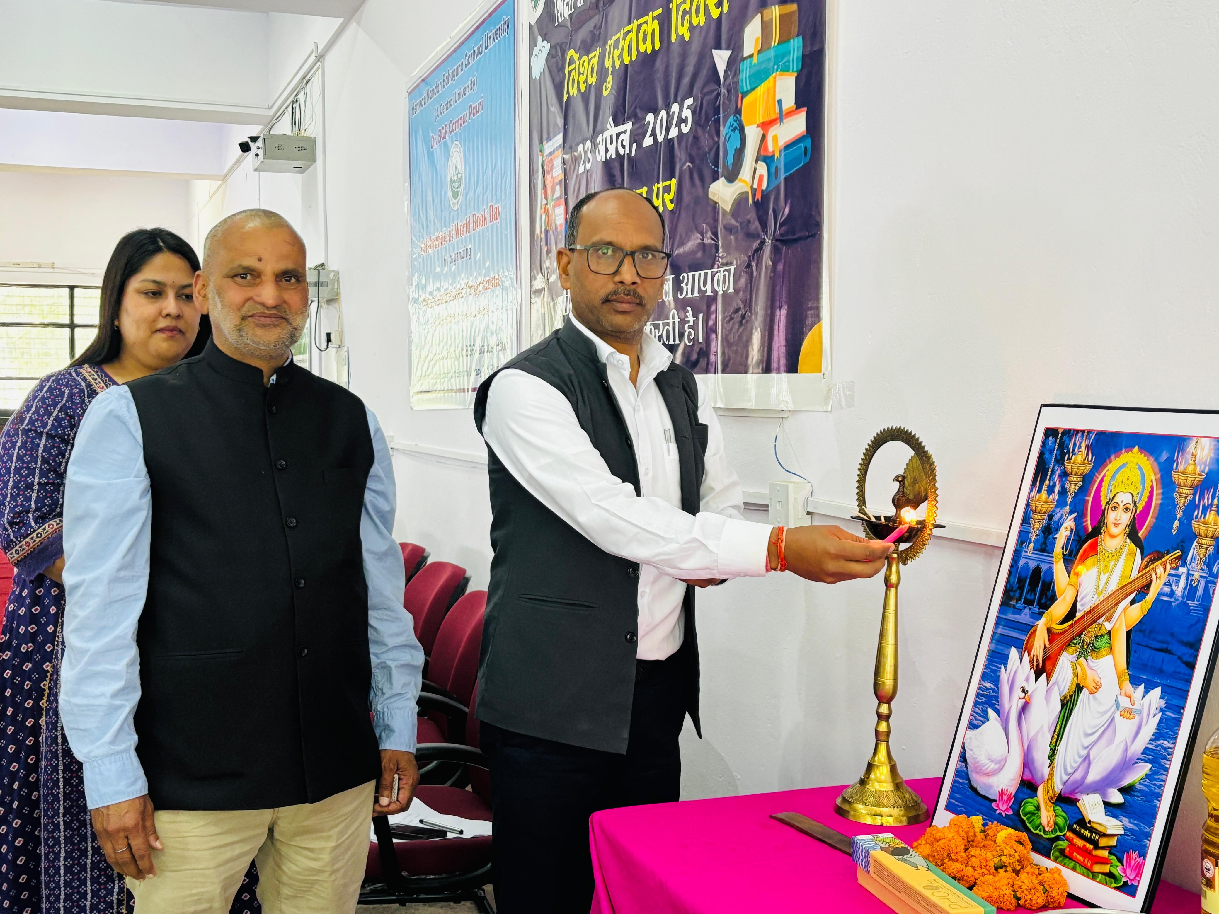 पौड़ी परिसर में पुस्तकों व मतदाता जागरूकता का दिखा संगम पौड़ी परिसर में पुस्तकों व मतदाता जागरूकता का दिखा संगम