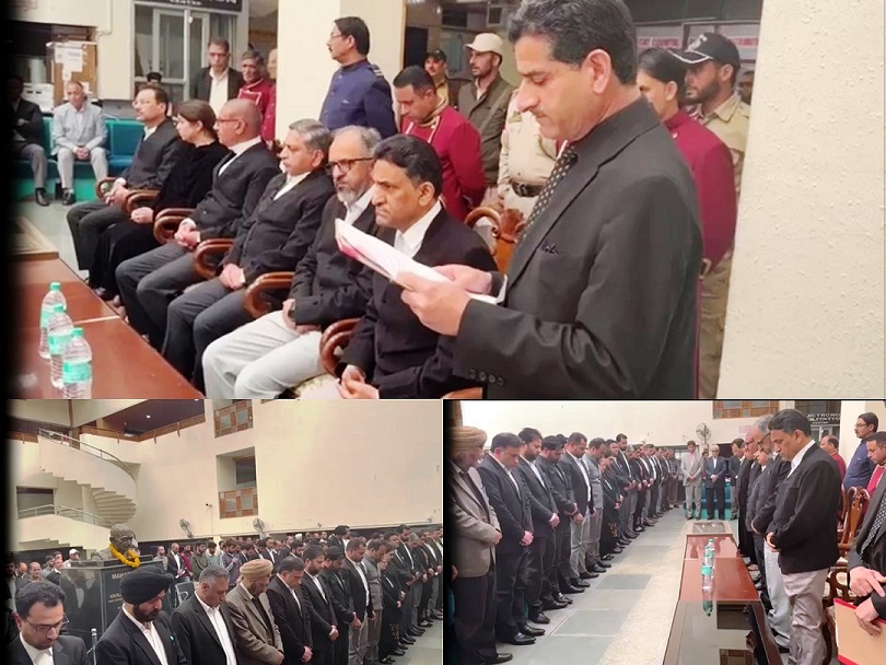 शाेक सभा में भाग लेते नयायाधीश आैर वकील व अनय् शाेक सभा में भाग लेते नयायाधीश आैर वकील व अनय्