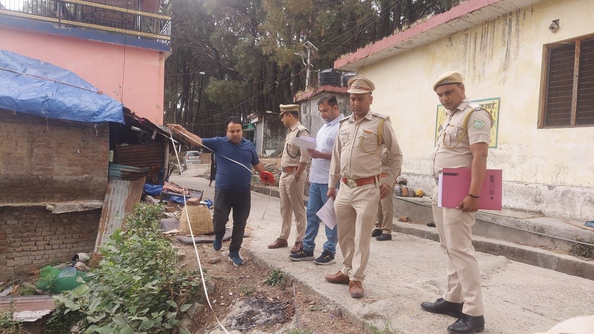 कब्जा हटाते हुए वन विभाग के कर्मचारी। कब्जा हटाते हुए वन विभाग के कर्मचारी।
