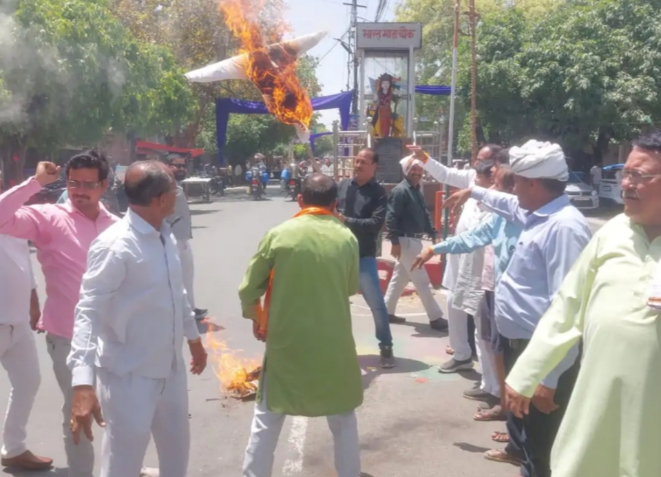 पुतला दहन करते पदाधिकारी पुतला दहन करते पदाधिकारी