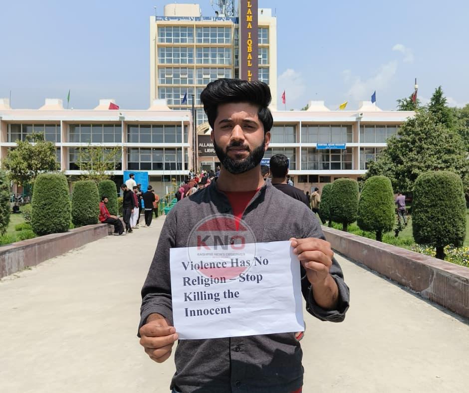 कश्मीर विश्वविद्यालय के छात्रों, विद्वानों ने पहलगाम हमले के खिलाफ विरोध प्रदर्शन किया कश्मीर विश्वविद्यालय के छात्रों, विद्वानों ने पहलगाम हमले के खिलाफ विरोध प्रदर्शन किया