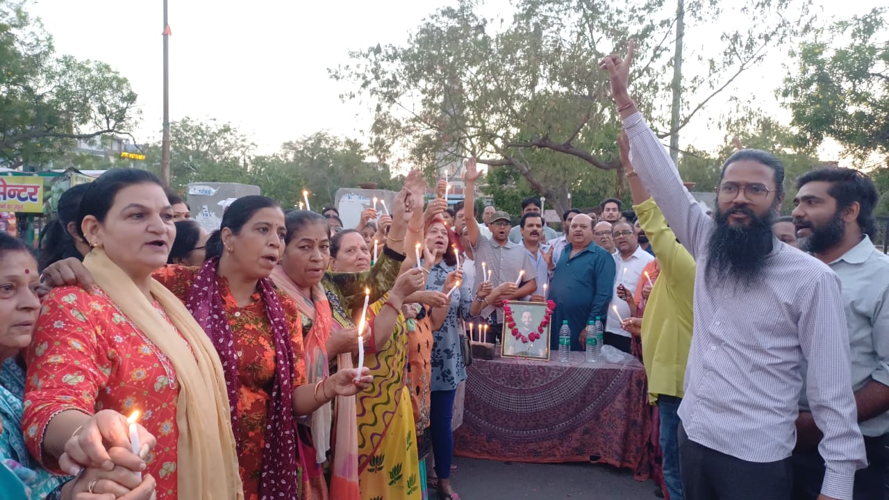 कैंडल मार्च निकाल दी मृतकों को श्रद्धाजंलि कैंडल मार्च निकाल दी मृतकों को श्रद्धाजंलि