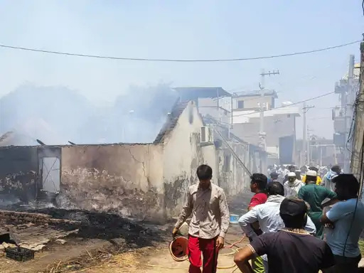 हथीन में आग लगने के बाद मौके पर लगी भीड़। हथीन में आग लगने के बाद मौके पर लगी भीड़।