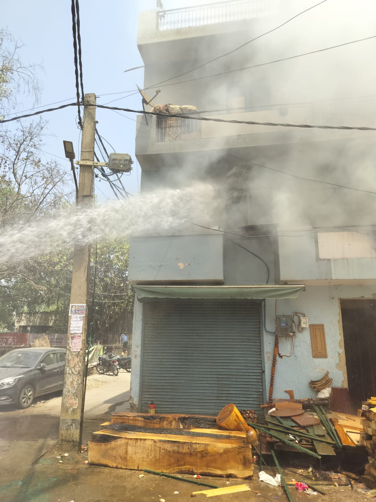 तीन मंजिला इमारत में लगी आग की फाेटाे तीन मंजिला इमारत में लगी आग की फाेटाे