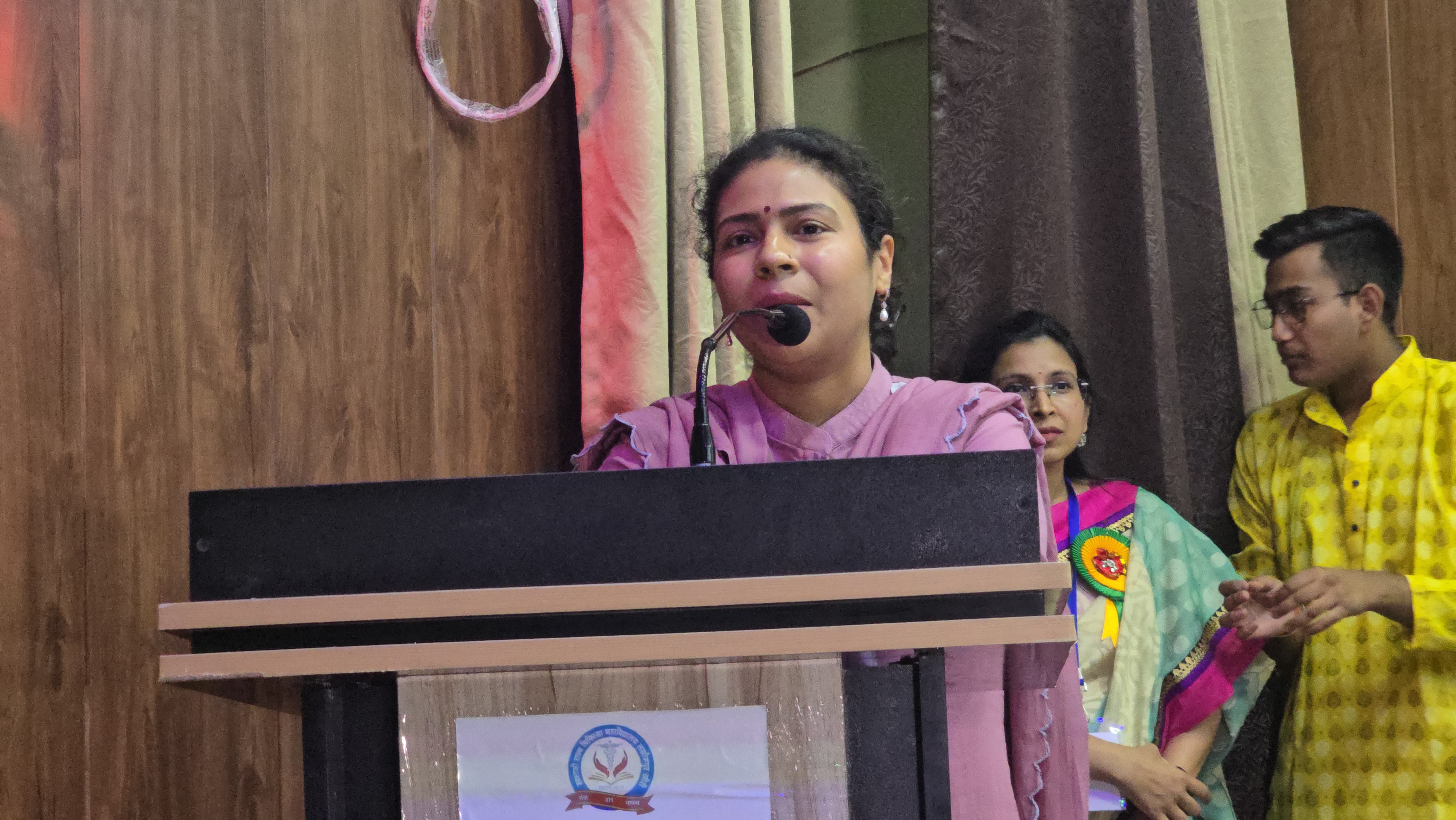 कार्यक्रम को संबोधित करती डीएम दुर्गा शक्ति नागपाल कार्यक्रम को संबोधित करती डीएम दुर्गा शक्ति नागपाल
