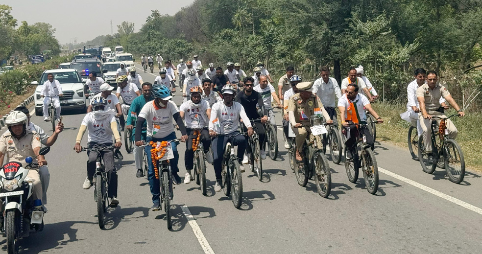नशे के खिलाफ निकाली गई साइकिल यात्रा में शामिल हुए भाजपा विधायक देवेंद्र चतरभुज अत्री। नशे के खिलाफ निकाली गई साइकिल यात्रा में शामिल हुए भाजपा विधायक देवेंद्र चतरभुज अत्री।