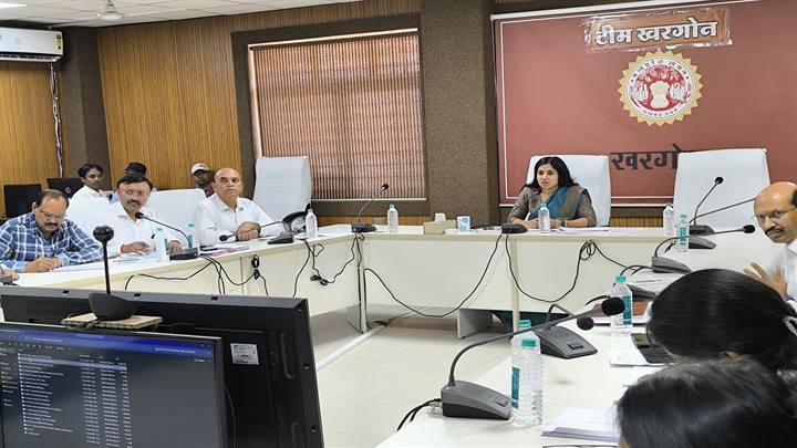 खरगोनः कलेक्टर ने निर्माण विभागों के अधिकारियों की बैठक लेकर की कार्यों की प्रगति की समीक्षा खरगोनः कलेक्टर ने निर्माण विभागों के अधिकारियों की बैठक लेकर की कार्यों की प्रगति की समीक्षा
