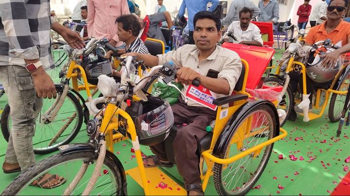 मोटराइज्ड ट्राईसिकल मिलने से दिव्यांग भूपेन्द्र के जीवन की राह हुई आसान मोटराइज्ड ट्राईसिकल मिलने से दिव्यांग भूपेन्द्र के जीवन की राह हुई आसान