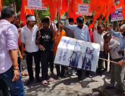 पाकिस्तान का पुतला फूंकते लोग (वीडियो से ली गयी फोटो) पाकिस्तान का पुतला फूंकते लोग (वीडियो से ली गयी फोटो)