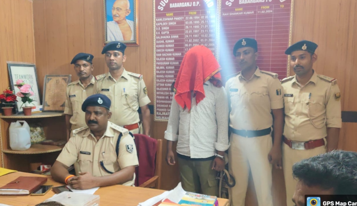 जानकारी देते पुलिस अधिकारी जानकारी देते पुलिस अधिकारी