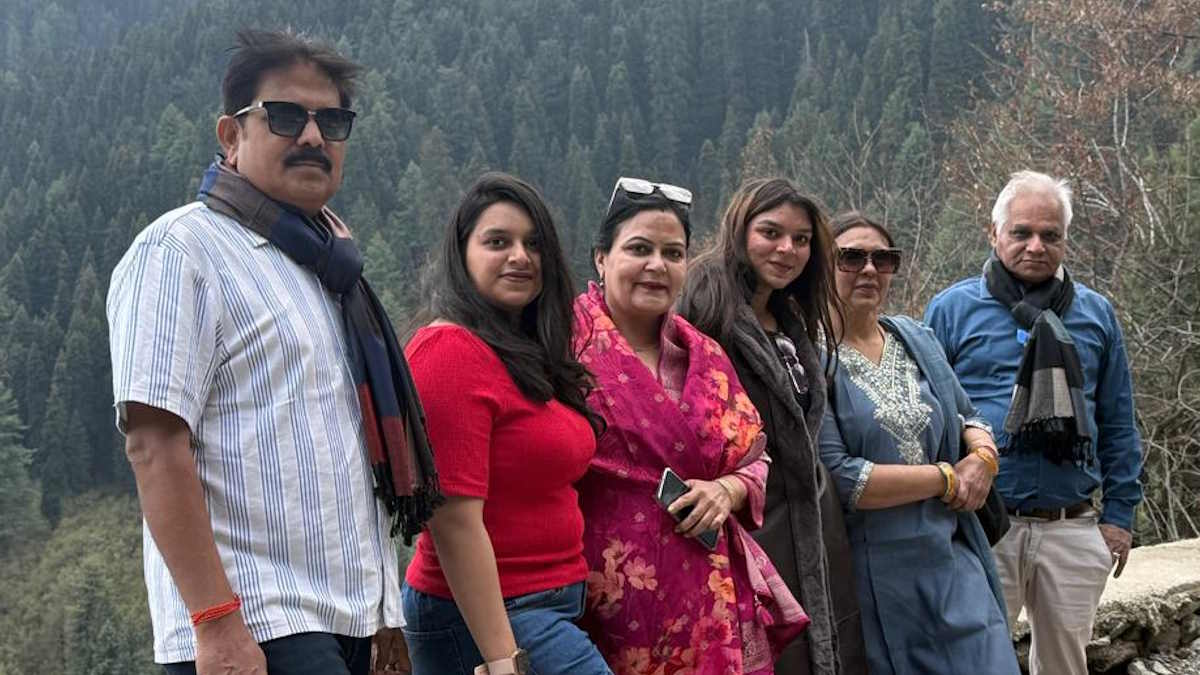 बिलासपुर निगम के मुख्य अभियंता और मैनेजर परिवार के साथ बिलासपुर निगम के मुख्य अभियंता और मैनेजर परिवार के साथ