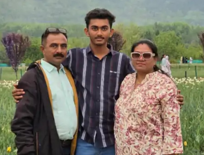 भावनगर निवासी मृतक यतीश परमार और पुत्र स्मित। जबकि माता काजलबेन सुरक्षित मिल गई है। भावनगर निवासी मृतक यतीश परमार और पुत्र स्मित। जबकि माता काजलबेन सुरक्षित मिल गई है।