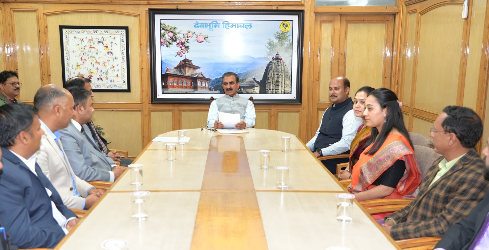 मुख्यमंत्री की अधिकारियों से भेंट मुख्यमंत्री की अधिकारियों से भेंट