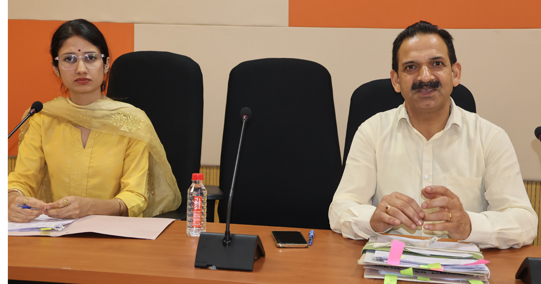 बैठक की अध्यक्षता करते हए एडीसी कांगड़ा। बैठक की अध्यक्षता करते हए एडीसी कांगड़ा।
