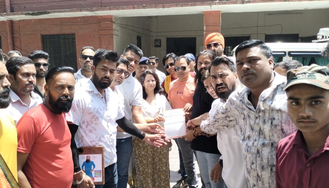 बजरंग दल ज्ञापन देते हुए बजरंग दल ज्ञापन देते हुए