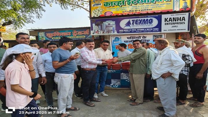 खरगोनः कुकड़ोल एवं जामली में पक्षियों के लिए 125 सकोरे वितरित किए गए खरगोनः कुकड़ोल एवं जामली में पक्षियों के लिए 125 सकोरे वितरित किए गए
