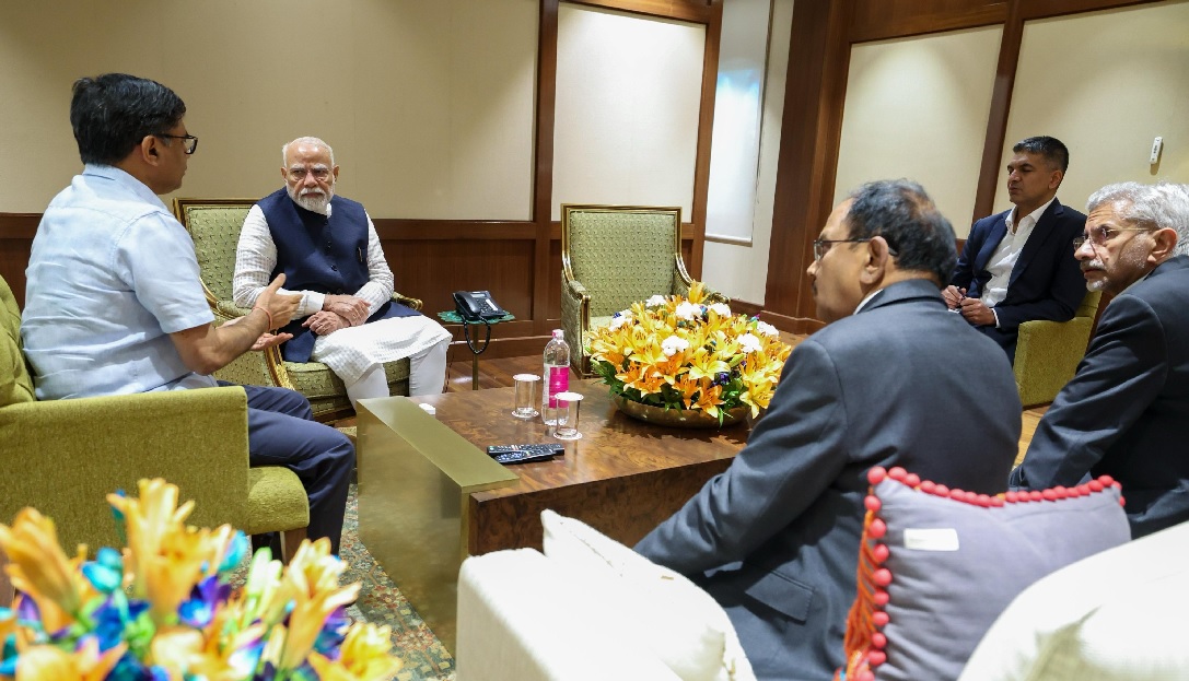 नई दिल्ली में आज सुबह प्रधानमंत्री नरेन्द्र मोदी ने जम्मू-कश्मीर के पहलगाम में हुए आतंकी हमले के सिलसिले में विदेश मंत्री डॉ. एस जयशंकर, एनएसए अजीत डोभाल, विदेश सचिव विक्रम मिस्री और अन्य अधिकारियों से चर्चा की। नई दिल्ली में आज सुबह प्रधानमंत्री नरेन्द्र मोदी ने जम्मू-कश्मीर के पहलगाम में हुए आतंकी हमले के सिलसिले में विदेश मंत्री डॉ. एस जयशंकर, एनएसए अजीत डोभाल, विदेश सचिव विक्रम मिस्री और अन्य अधिकारियों से चर्चा की।