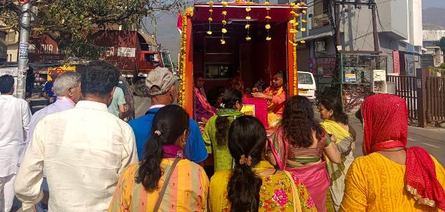 ऋषिकेश से मुनिकीरेती के लिए प्रस्थान करती गाडू घड़ा यात्रा। ऋषिकेश से मुनिकीरेती के लिए प्रस्थान करती गाडू घड़ा यात्रा।